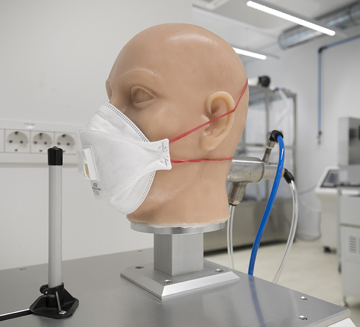 Head model with an oil-based mask